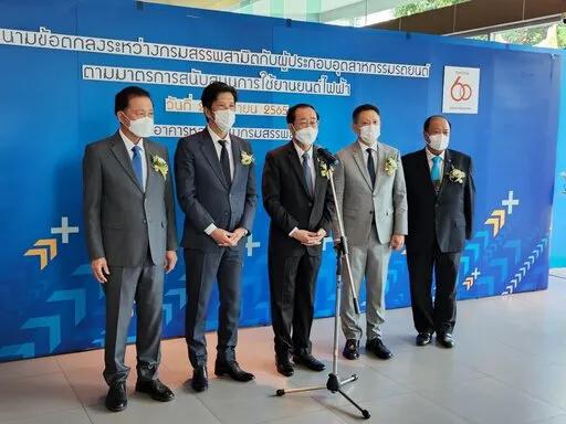 โตโยต้า ขานรับมาตรการสนับสนุนการใช้ยานยนต์ไฟฟ้า ร่วมลงนามข้อตกลงระหว่างกรมสรรพสามิตกับผู้ประกอบอุตสาหกรรมรถยนต์ สานต่อพันธกิจผลักดันสังคมไทยสู่ยุคยานยนต์ไฟฟ้าอย่างไร้รอยต่อ